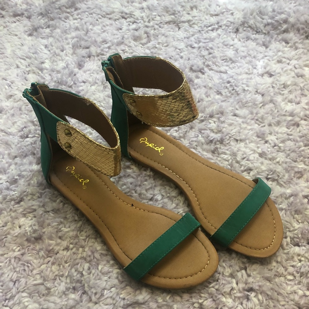 Quipid sandals